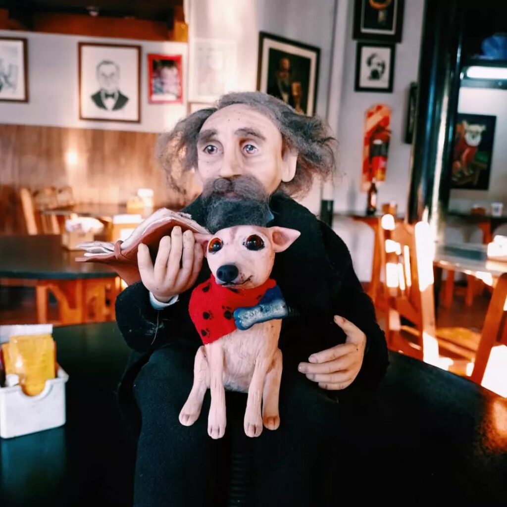 Conheça a história de Corchito: o cachorrinho que faz companhia aos clientes em um bar argentino