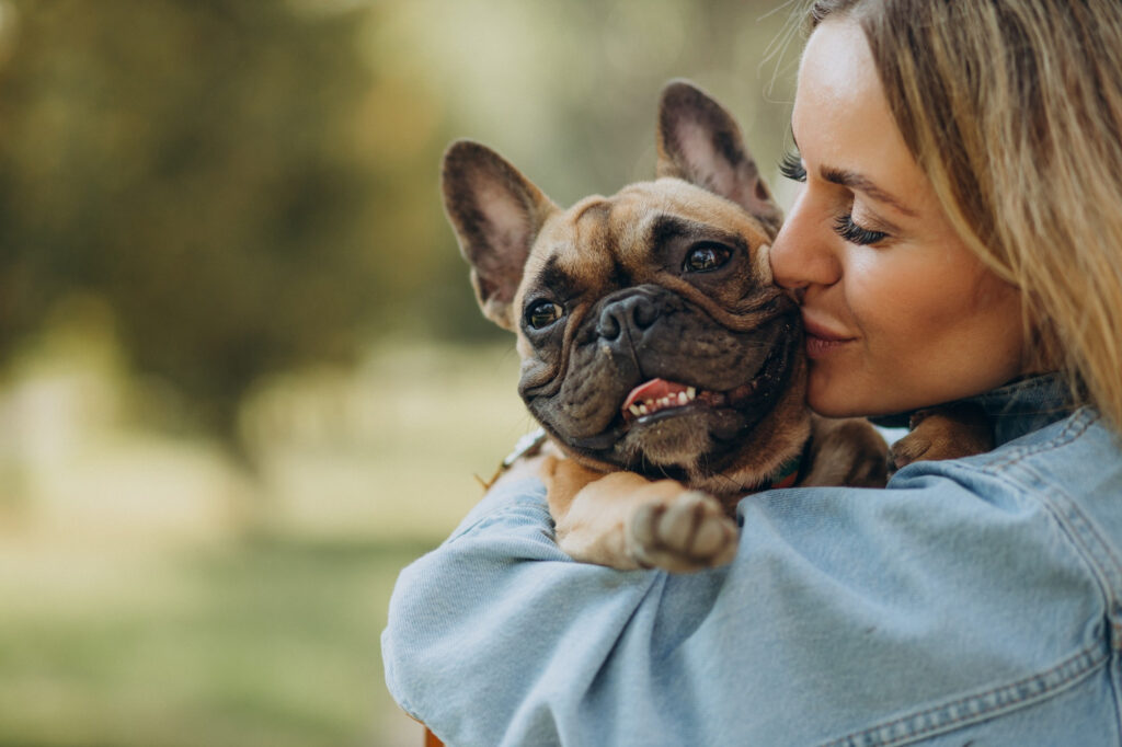 Donos de cães são mais felizes que donos de gatos, revela pesquisa