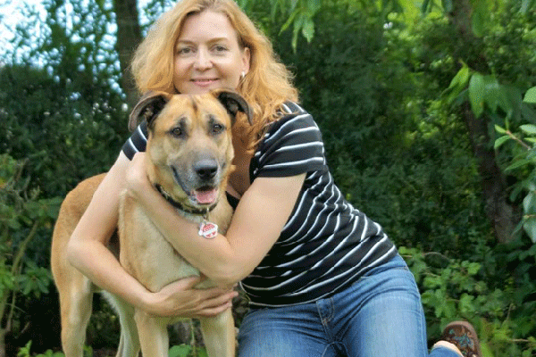 Cão é adotado por aeromoça alemã na Argentina